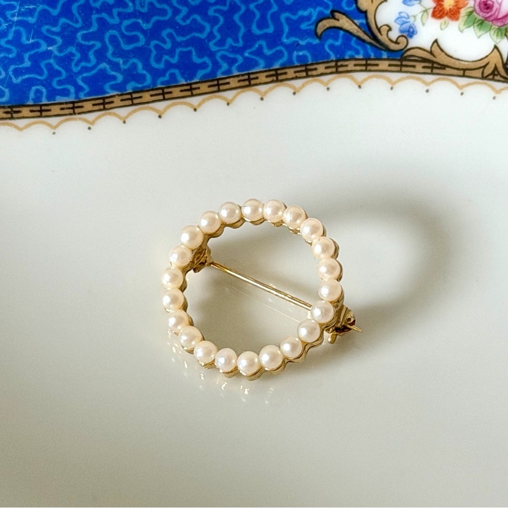 Vintage Faux Pearl Circle Brooch: Gold Tone Wreath Pin